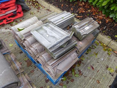 Lot 4142 - Pallet of assorted roofing tiles