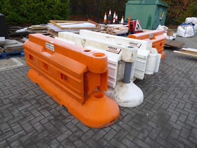 Lot 4172 - 4 x approx. 6ft weighted safety barriers