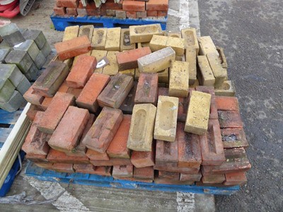 Lot 4185 - Pallet of assorted bricks