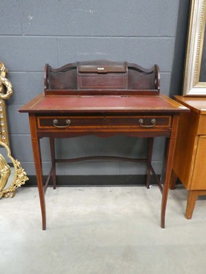 Lot 5031 - Georgian desk with gallery