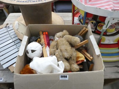 Lot 5098 - Box containing puppets and teddy bear