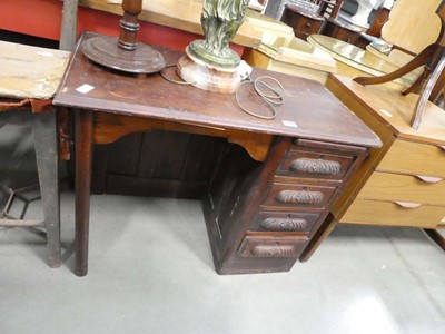 Lot 5134 - Oak kneehole desk with four drawers to the side