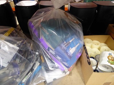 Lot 3023 - Bag of toiletries inc. Oral-b toothbrushes,...