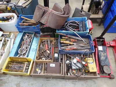 Lot 4351 - Pallet containing an assortment of tools to...