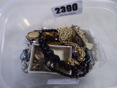 Lot 2390 - Box containing various jewellery items