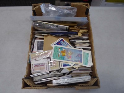 Lot 2476 - Box containing various cards including tea...