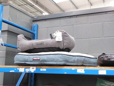 Lot 3323 - 2 pet beds