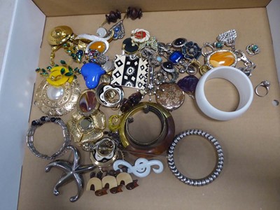 Lot 2489 - Box containing various jewellery items