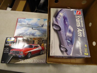 Lot 2512 - Box containing model kits for 1976 Ford Torino,...