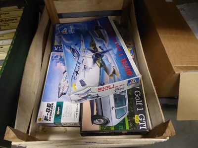 Lot 2520 - Box containing model kits