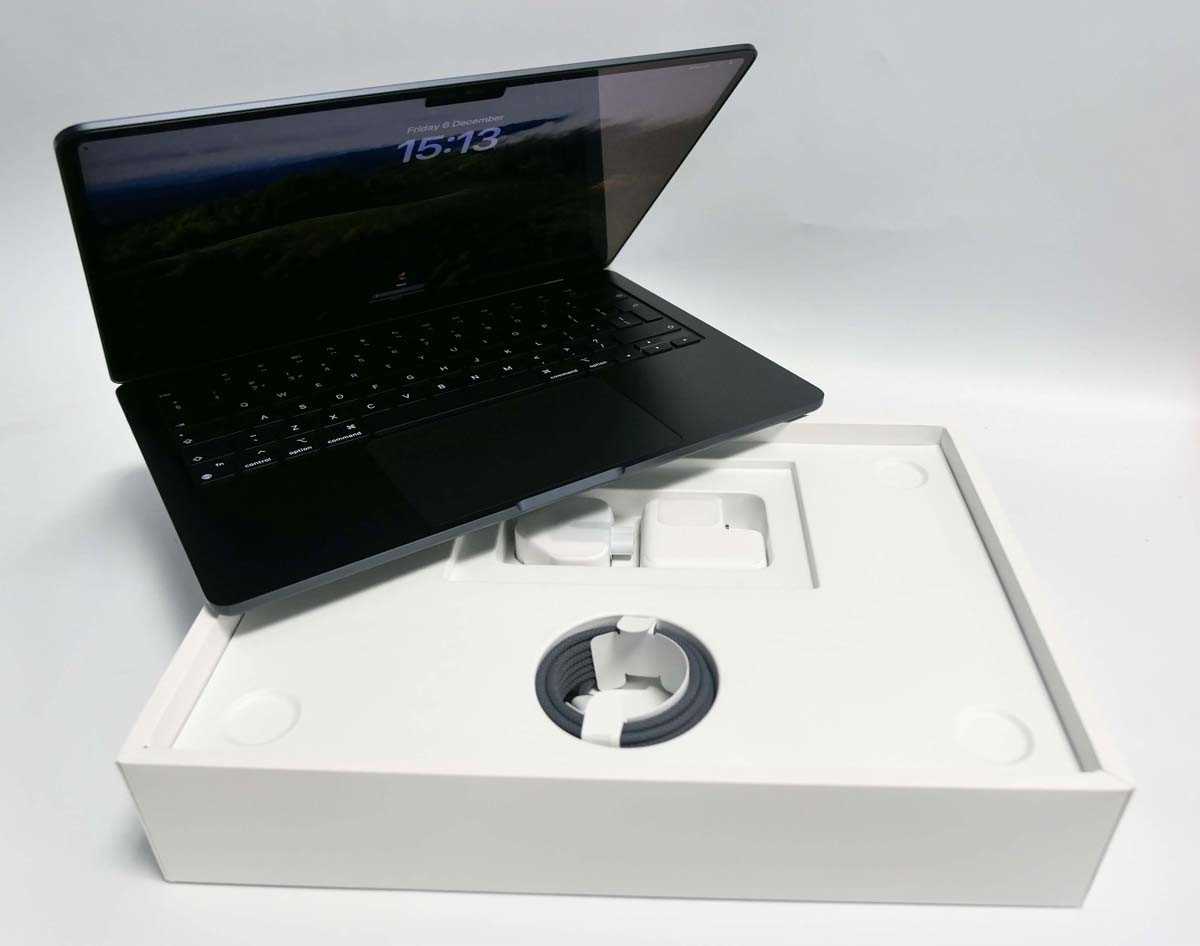 Lot 2001 - MacBook Air 13" 2024 A3113 Midnight laptop...