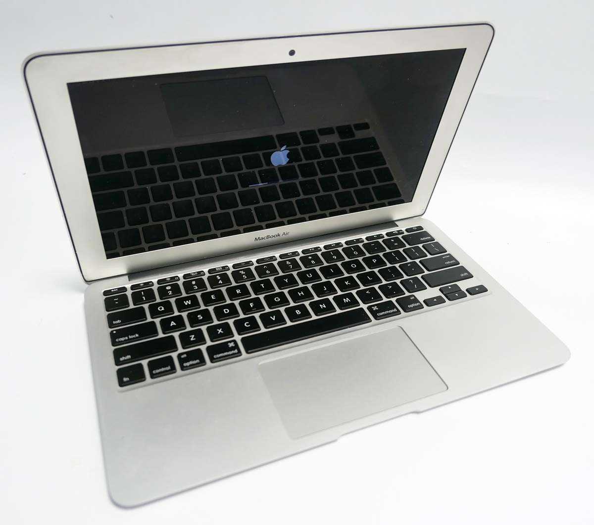 Lot 2011 - MacBook Air 11" 2015 A1465 Silver laptop with...