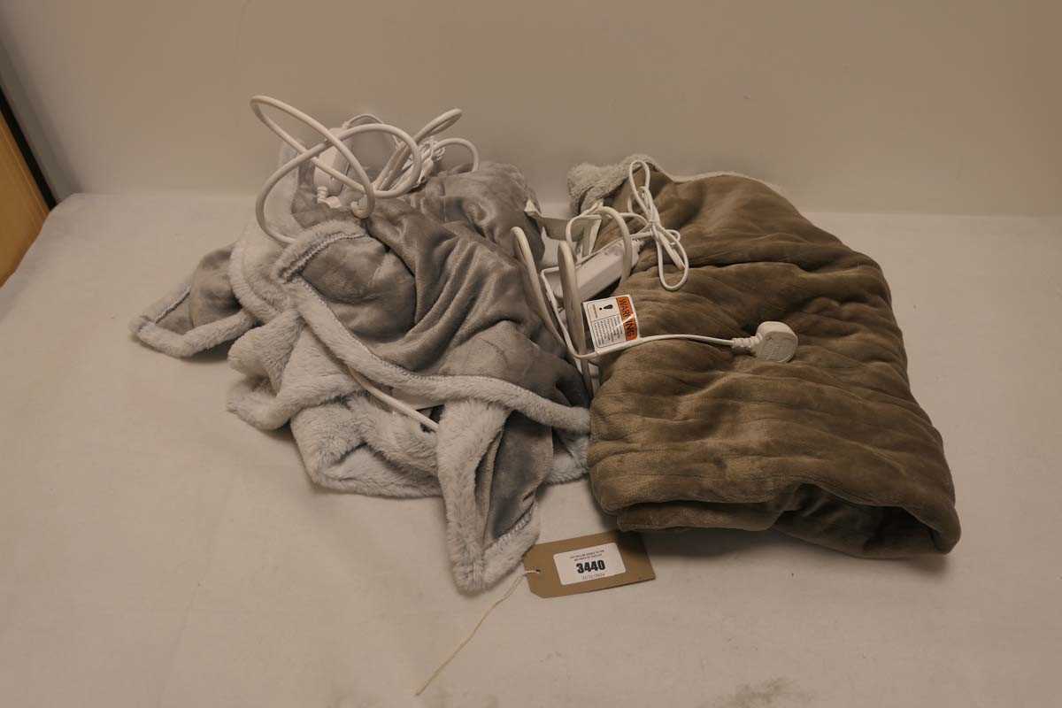 Lot 3440 - 2 heated throws