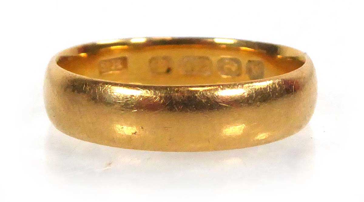 Lot 502 - A 22ct yellow gold wedding band, band w. 4.5...