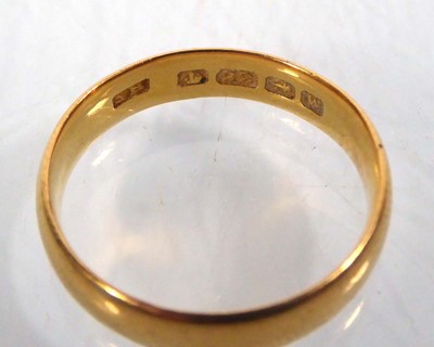 Lot 502 - A 22ct yellow gold wedding band, band w. 4.5...