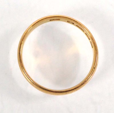 Lot 502 - A 22ct yellow gold wedding band, band w. 4.5...