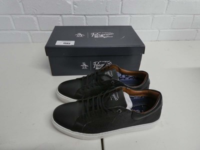 Lot Boxed pair of men's Penguin paxton trainers in...