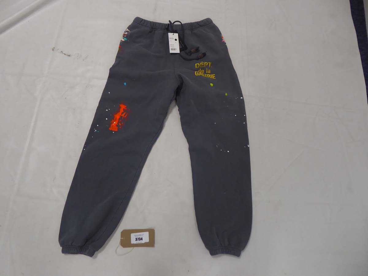 Lot 3734 - Gallery Dept. french logo joggers in grey size...