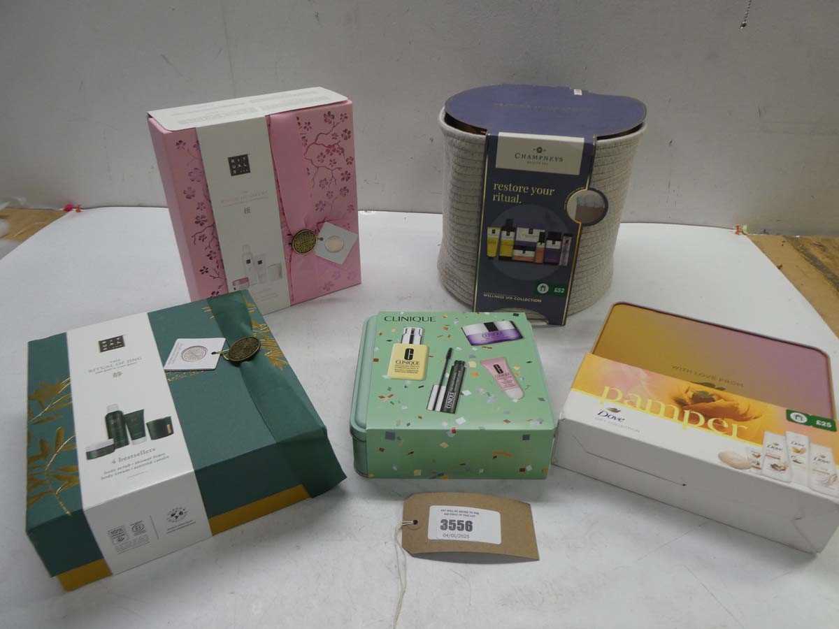 Lot 5 beauty gift sets comprising Champneys,...