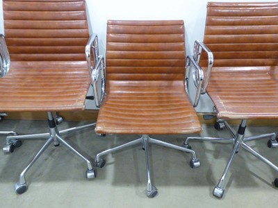 Lot 5042 - Chromed swivel armchair with leather seat in...