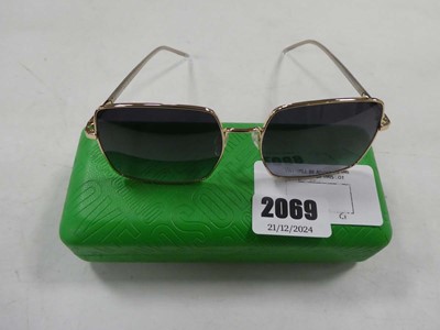 Lot 2069 - Moschino ladies sunglasses in case