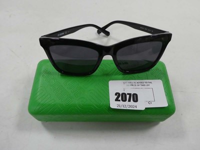 Lot 2070 - Moschino ladies sunglasses in case