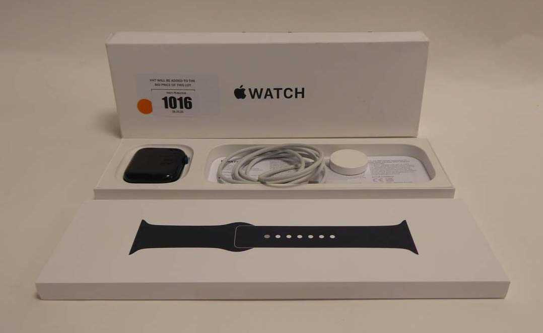 Lot 1016 - Apple Watch SE (Gen 2), 44mm, Midnight...