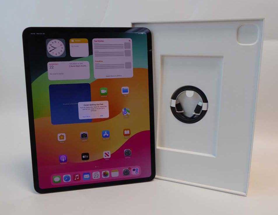 Lot Apple iPad Pro 13-inch (M4) Wi-Fi, 256GB,...