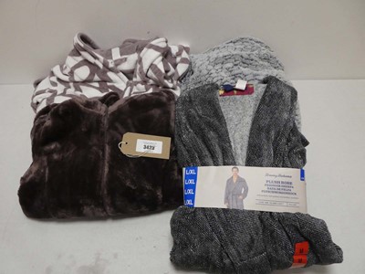 Lot 4 plush/fluffy items to include Tommy Bahama...