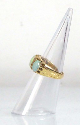 Lot 519 - An 18ct yellow gold ring set three graduated...