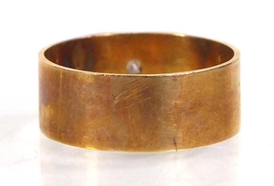 Lot 522 - An 18ct yellow gold band ring set small...