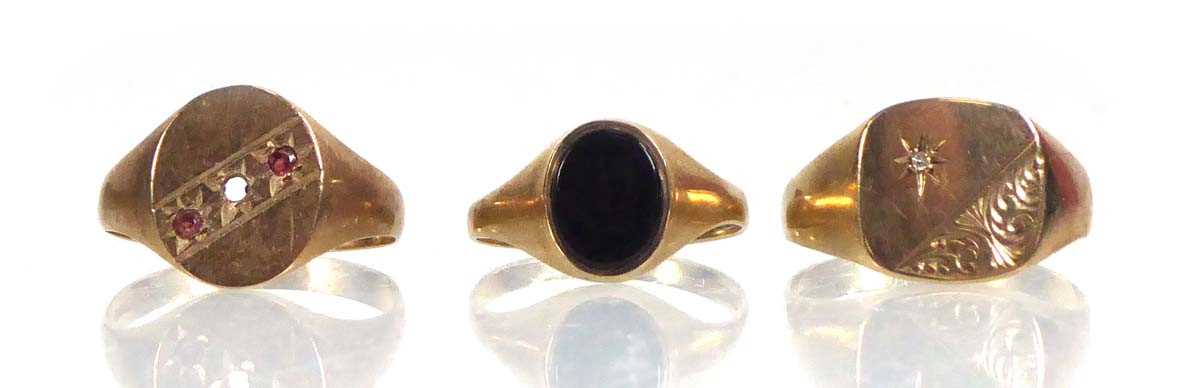 Lot 523 - A 9ct yellow gold signet ring set small...