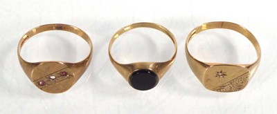 Lot 523 - A 9ct yellow gold signet ring set small...