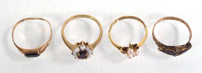 Lot 542 - An Edwardian 9ct yellow gold ring set two...