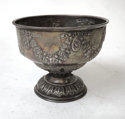 Lot 403 - A George V silver pedestal bowl with darts...