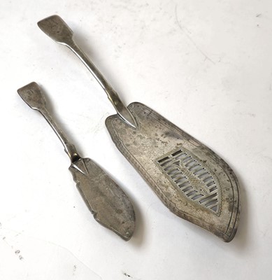 Lot 413 - A large George III silver fish slice together...