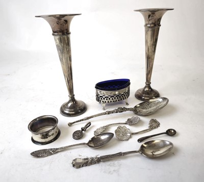 Lot 420 - An assortment of silver items to include a...