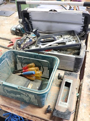 Lot 42 - Basket containing 8x Marples wood chisels, JCB...