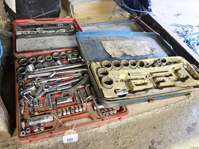 Lot 50 - 3x part socket sets and a range of air line hose