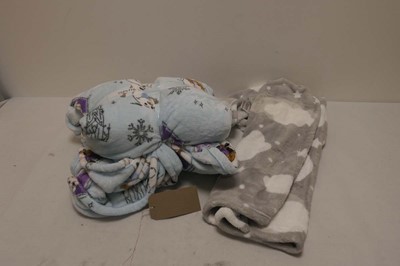 Lot A bag containing 2 blankets/throws