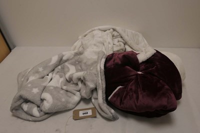 Lot A bag containing 3 throws/blankets