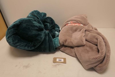 Lot A bag containing 2 large throws/blankets