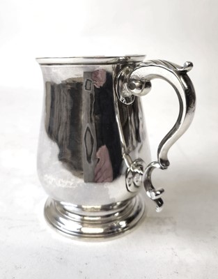 Lot 453 - A George III silver tankard with a scrolled...