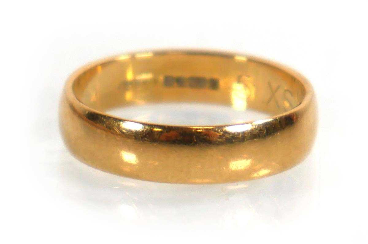 Lot 562 - An 18ct yellow gold wedding band, band w. 4.5...