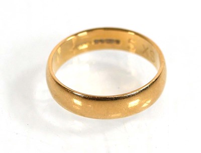 Lot 562 - An 18ct yellow gold wedding band, band w. 4.5...