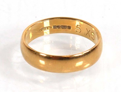 Lot 562 - An 18ct yellow gold wedding band, band w. 4.5...