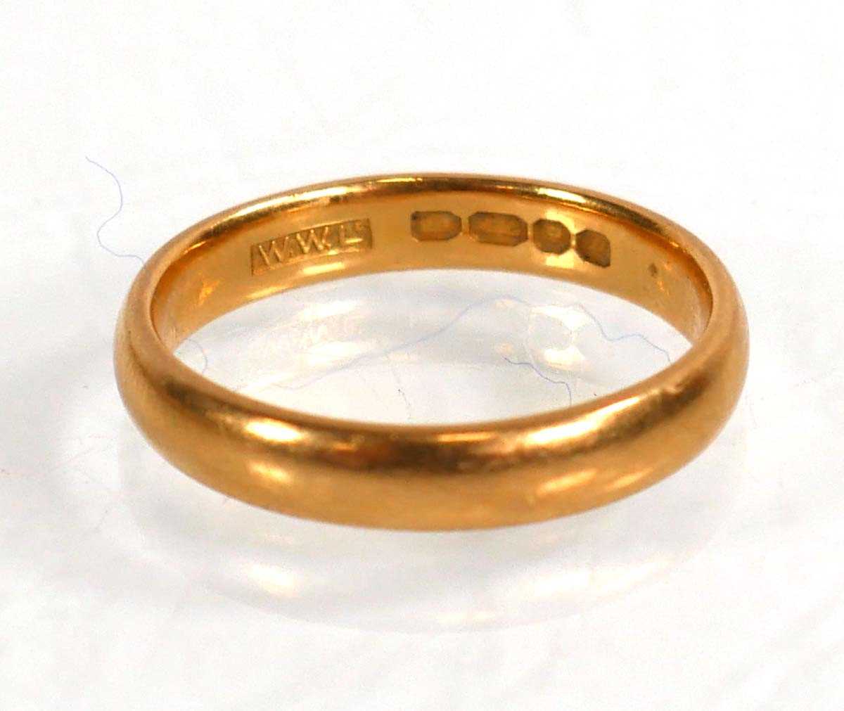 Lot 566 - A 22ct yellow gold wedding band, London 1967,...