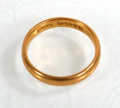 Lot 566 - A 22ct yellow gold wedding band, London 1967,...