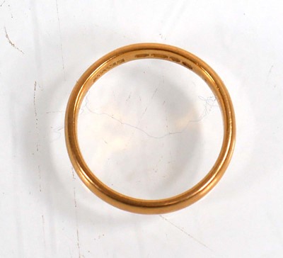 Lot 566 - A 22ct yellow gold wedding band, London 1967,...