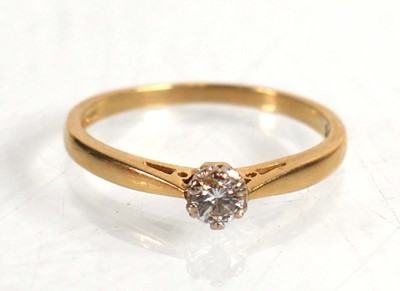 Lot 582 - An 18ct yellow gold ring set brilliant cut...